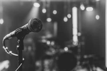 close-up-microphone-concert-stage-with-beautiful-lightingweb