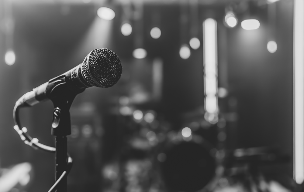 close-up-microphone-concert-stage-with-beautiful-lightingweb