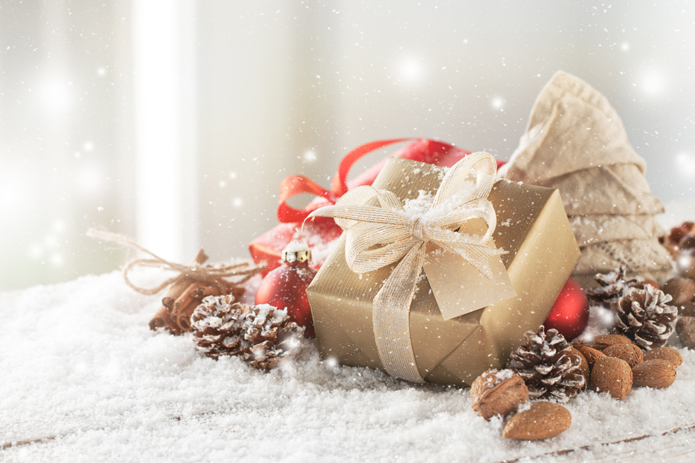 golden-gift-with-white-bow-christmas-baublesweb