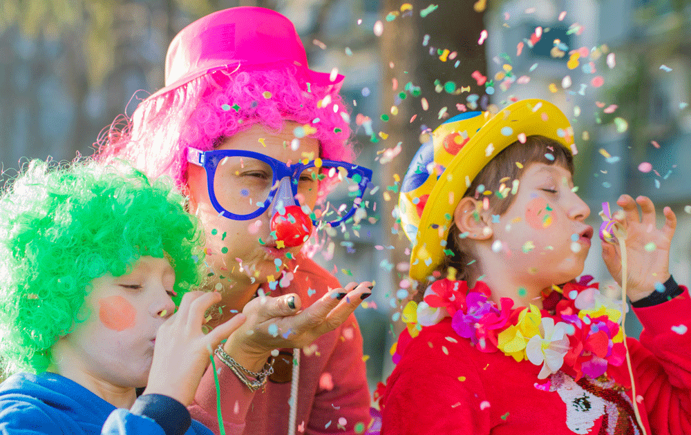 mother-her-children-are-playing-with-confetti-carnival-costume-web