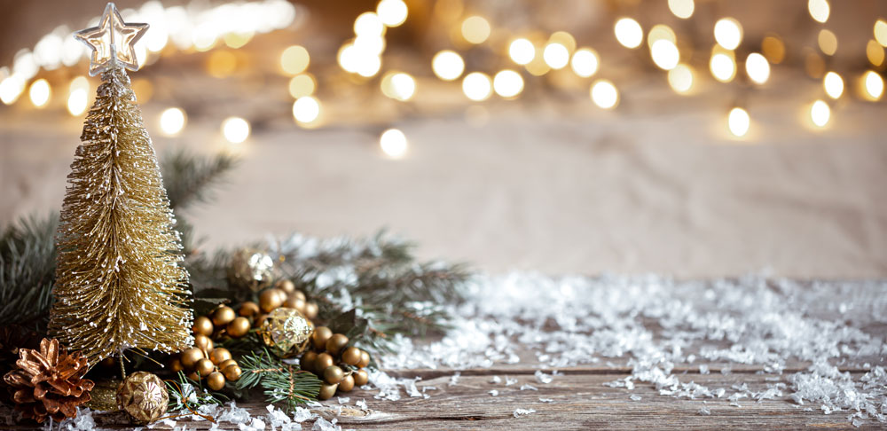 gemuetlicher-winterhintergrund-mit-festlichen-dekordetails-schnee-auf-einem-holztisch-und-bokeh-das-konzept-einer-festlichen-atmosphaere-zu-hause